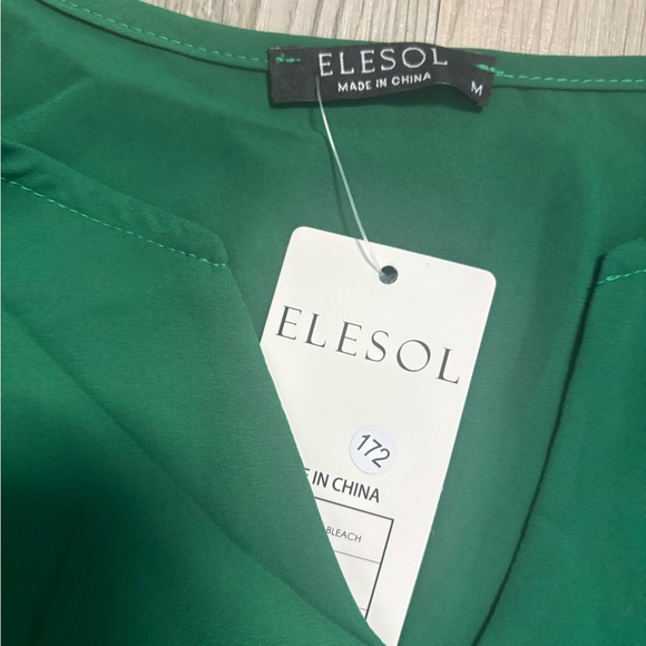 Elesol NWT Size Medium NWT
 Green long sleeve blouse #greenblouse #kellygreen - Picture 4 of 5